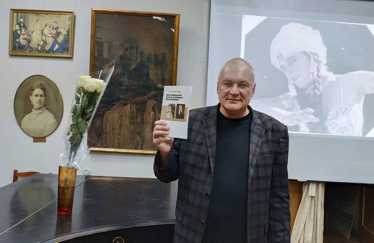 От всей души поздравляем с Днём рождения Михаила Борисовича Шапошникова, заведующего Музеем серебряного века.!