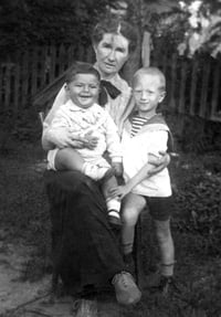 Вера Николаевна Зимина (Гучкова), бабушка Дмитрия Борисовича, с внуками (на коленях - Дмитрий)