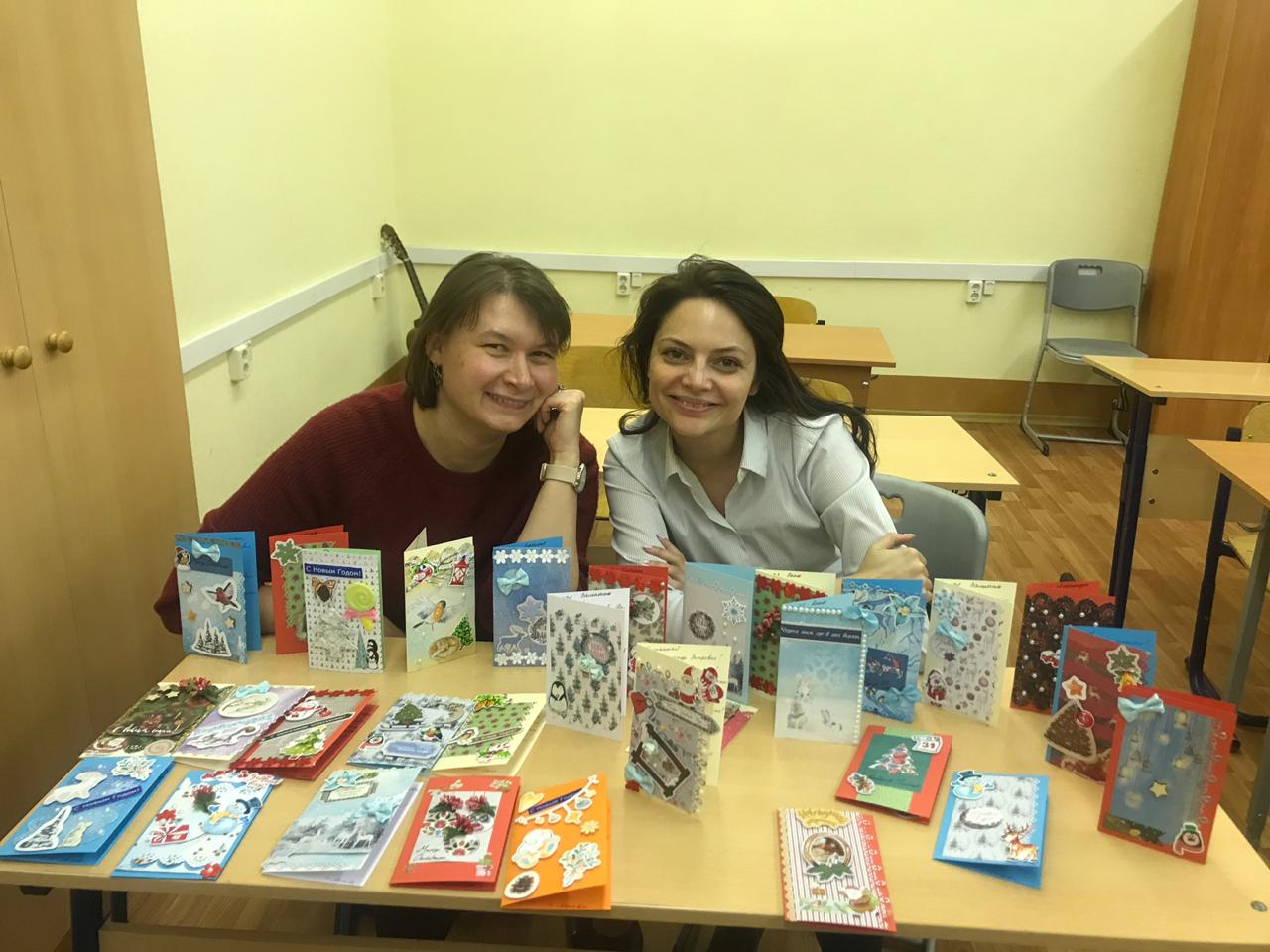 Волонтеры из школы №1310 подготовили новогодние открытки для подопечных фонда "Старость в радость".