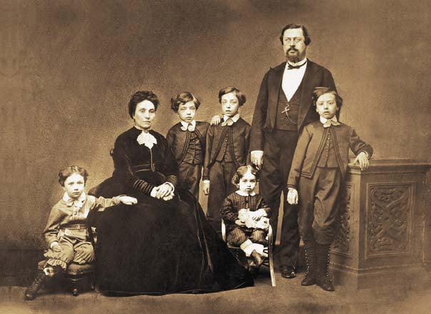 Семья Ивана Ефимовича Гучкова. Слева и справа от отца сыновья Николай и Александр. Начало 1870-х годов.