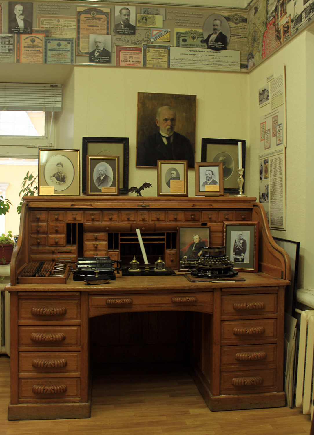 Банковский стол (конторка), который подарил нашему Музею Дмитрий Борисович Зимин
