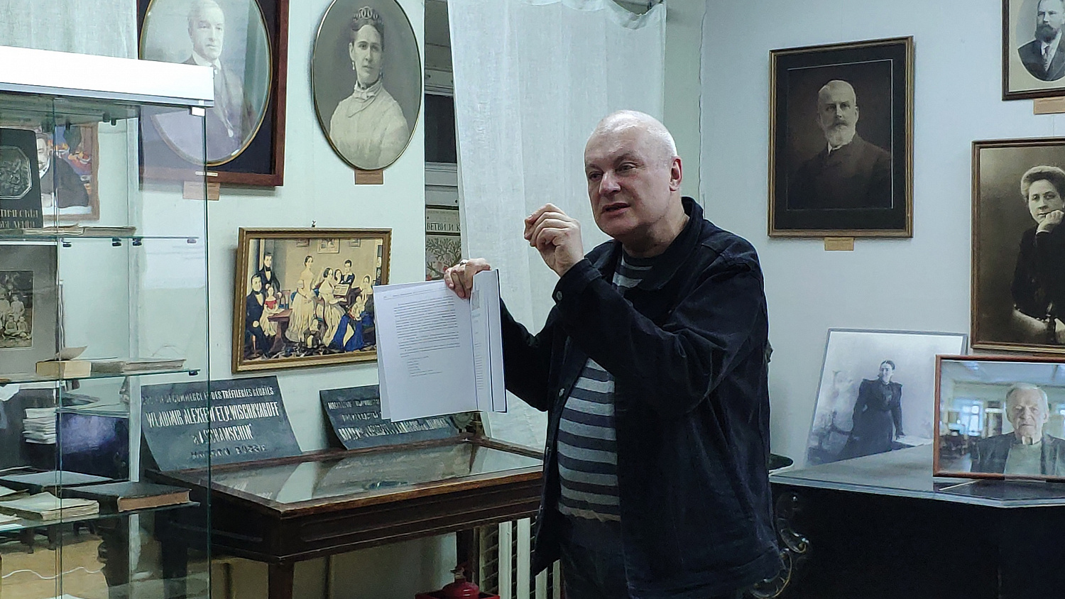 Сегодня свой День рождения отмечает Михаил Борисович Шапошников, историк, заведующий отделом литературы Серебряного века в Государственном Литературном музее